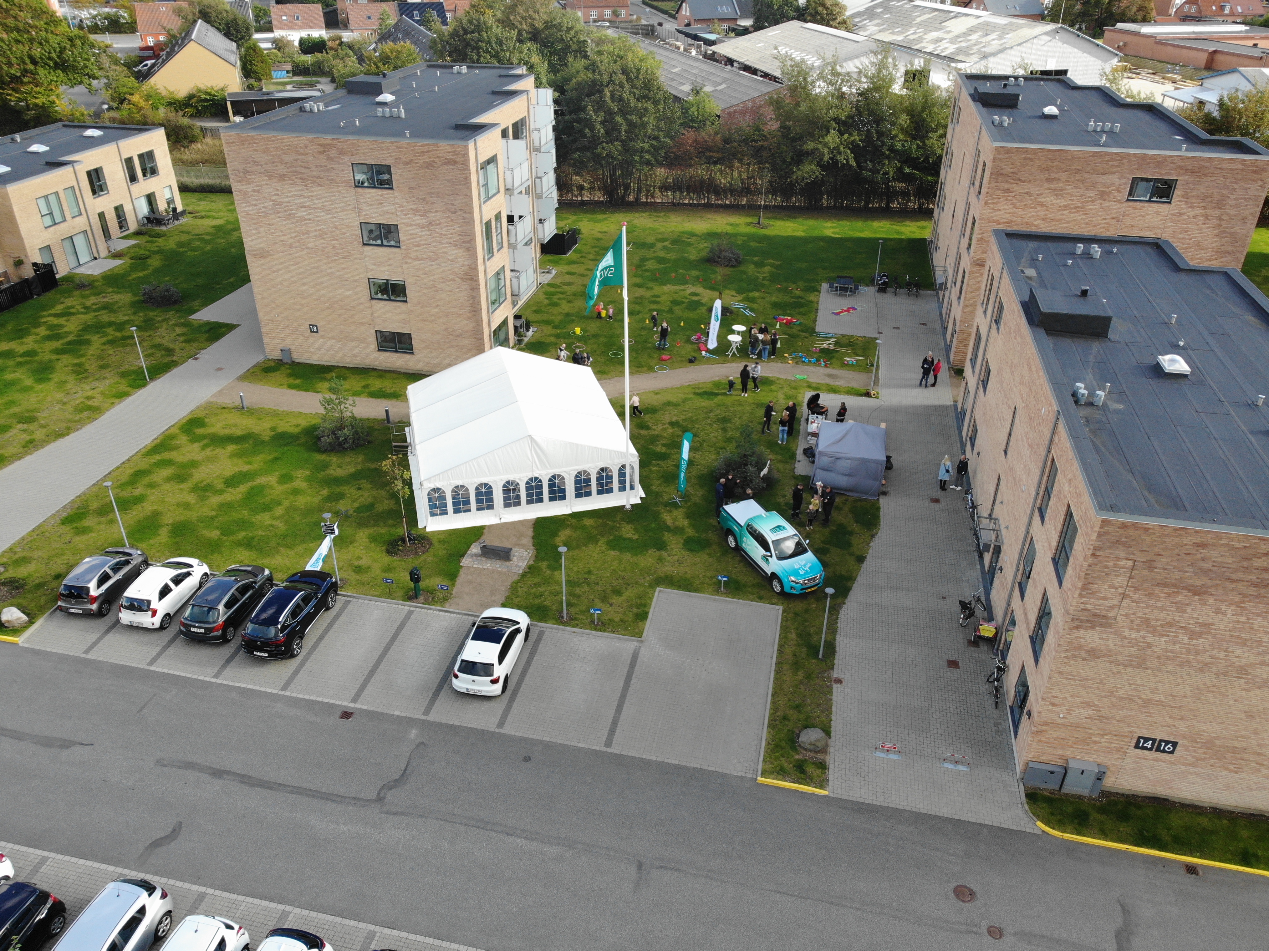 Flot tilslutning til fyraftensarrangement i Digterparken